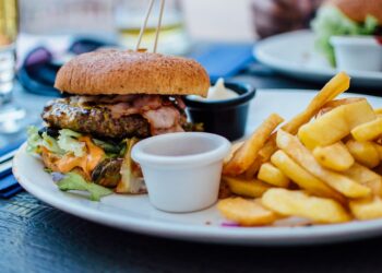 Burger Buff: Can You Name the Restaurant Behind the “Baconator”? Take the Quiz!