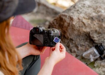 Behind the Lens: The Hidden Tales of History’s Most Iconic Photos
