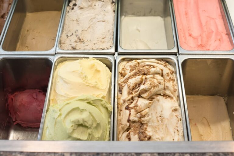 How Many Flavors Did Howard Johnson’S Restaurants Famously Offer In The 1950S?