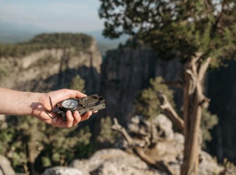 How to Navigate Using the Sun and a Watch