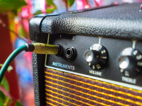 Why Electric Guitars Needed Amplification Before 1931 — Music trivia by Trivia Daily