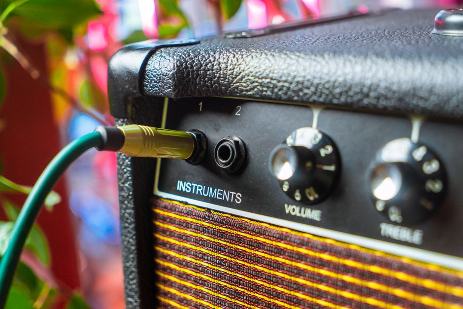 Why Electric Guitars Needed Amplification Before 1931