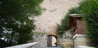 7 Strange Facts About Medieval Castle Toilets Nobody Tells You — History trivia by Trivia Daily