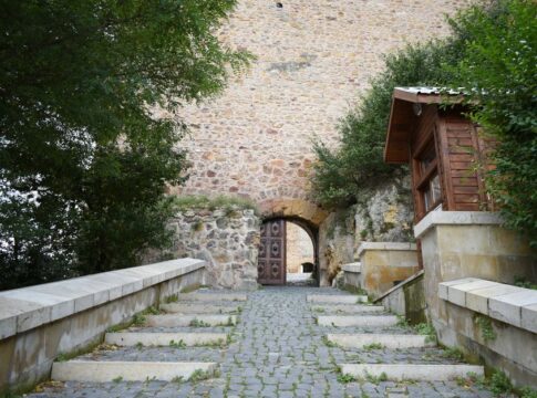 7 Strange Facts About Medieval Castle Toilets Nobody Tells You — History trivia by Trivia Daily