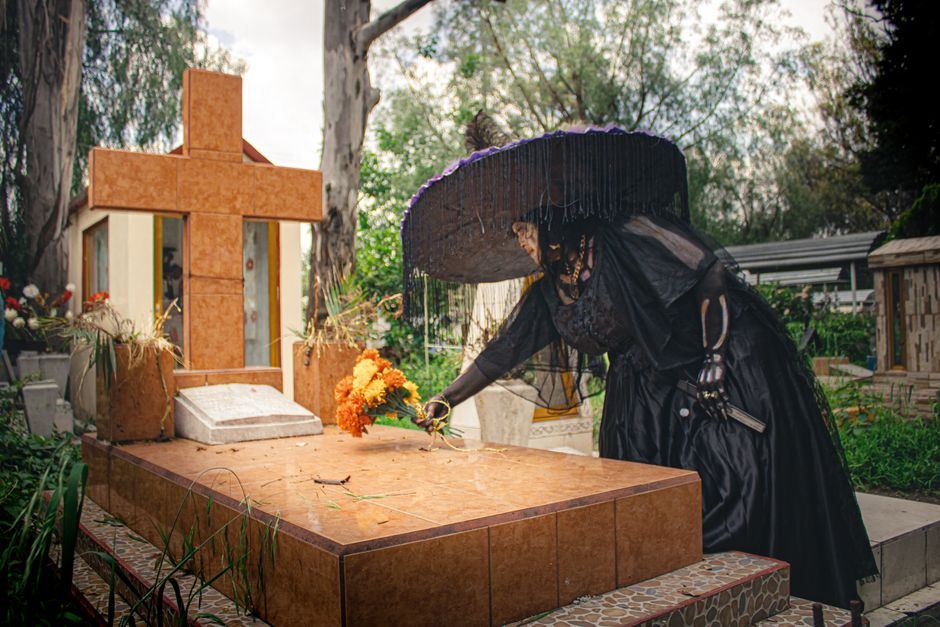 7 Bizarre Facts About Victorian Mourning Rituals